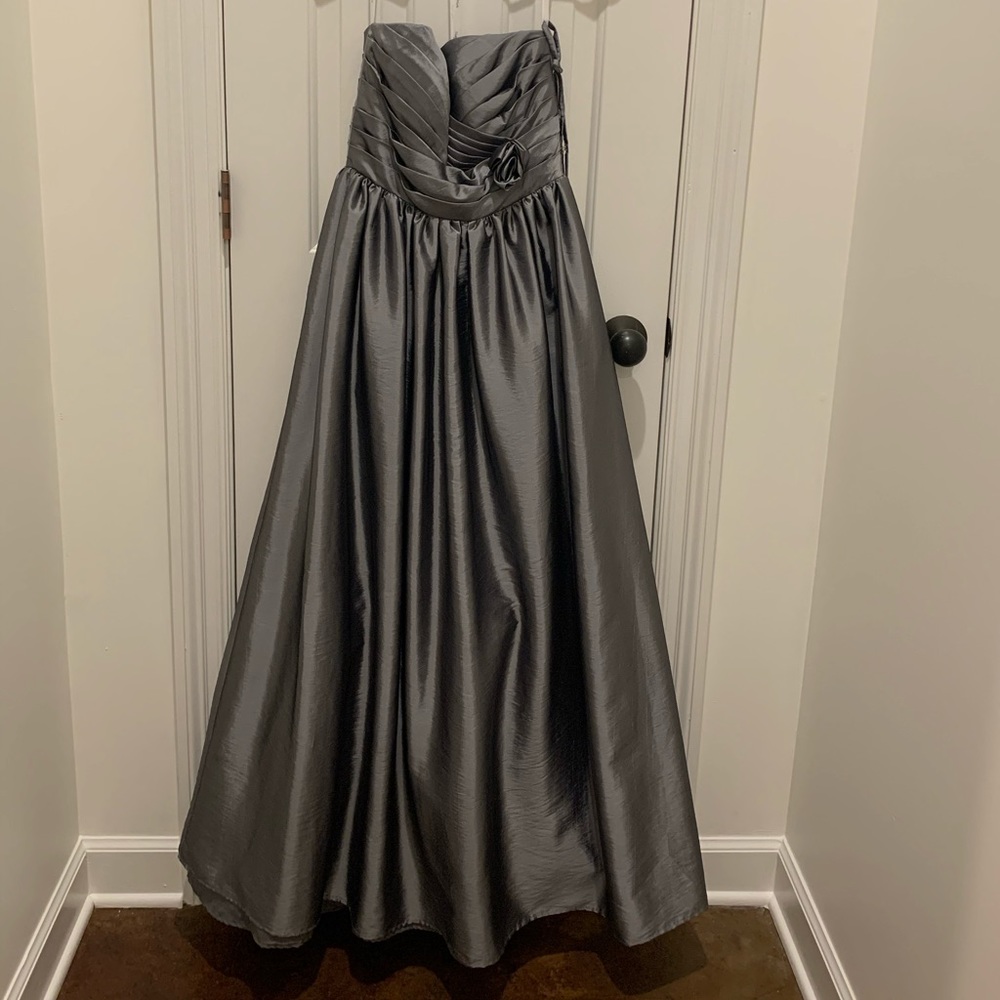 Formal/Bridesmaid Dress. Size 4. Like new.